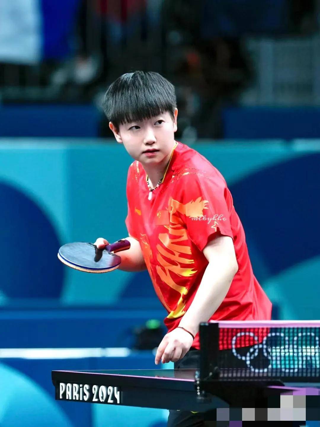 他在场上展 他在场上展